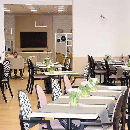Domitys Services Seniors Le Parc Des Aubiers Apart Otel