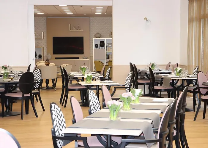 Domitys Services Seniors Le Parc Des Aubiers Apart Otel