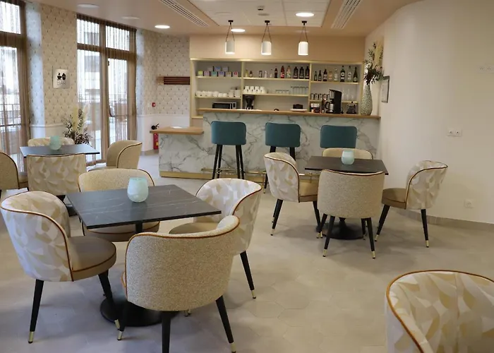 Domitys Services Seniors Le Parc Des Aubiers 4* Poissy
